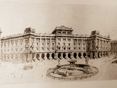 Sempre di Dioguardi, nel 1926, � la proposta per la sistemazione di Piazza Roma (oggi piazza Aldo Moro).Prevedeva la costruzione di due imponenti e simmetrici porticati disposti �a imbuto� a contrassegnare l�imbocco di via Sparano, asse centrale della citt� nuova